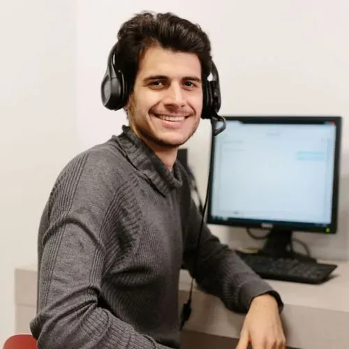 Chico utilizando el core course de wall street english online