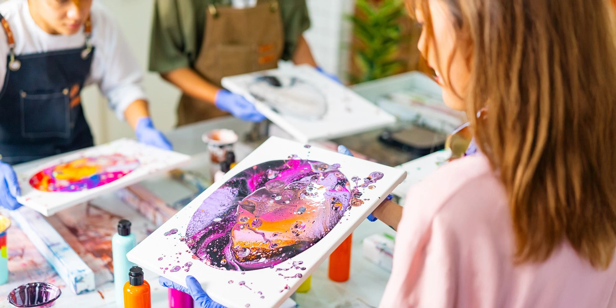 Fluid Art 流體畫工作坊以全英語教學,由我們的英語導師親自教授,全英語教學,讓你透過有趣活動玩住學英文 ,活動中聽講練習機會多,簡單英文一學即用!